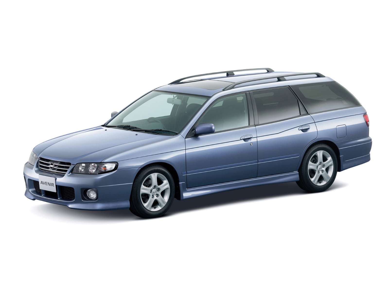 Фото Nissan Avenir