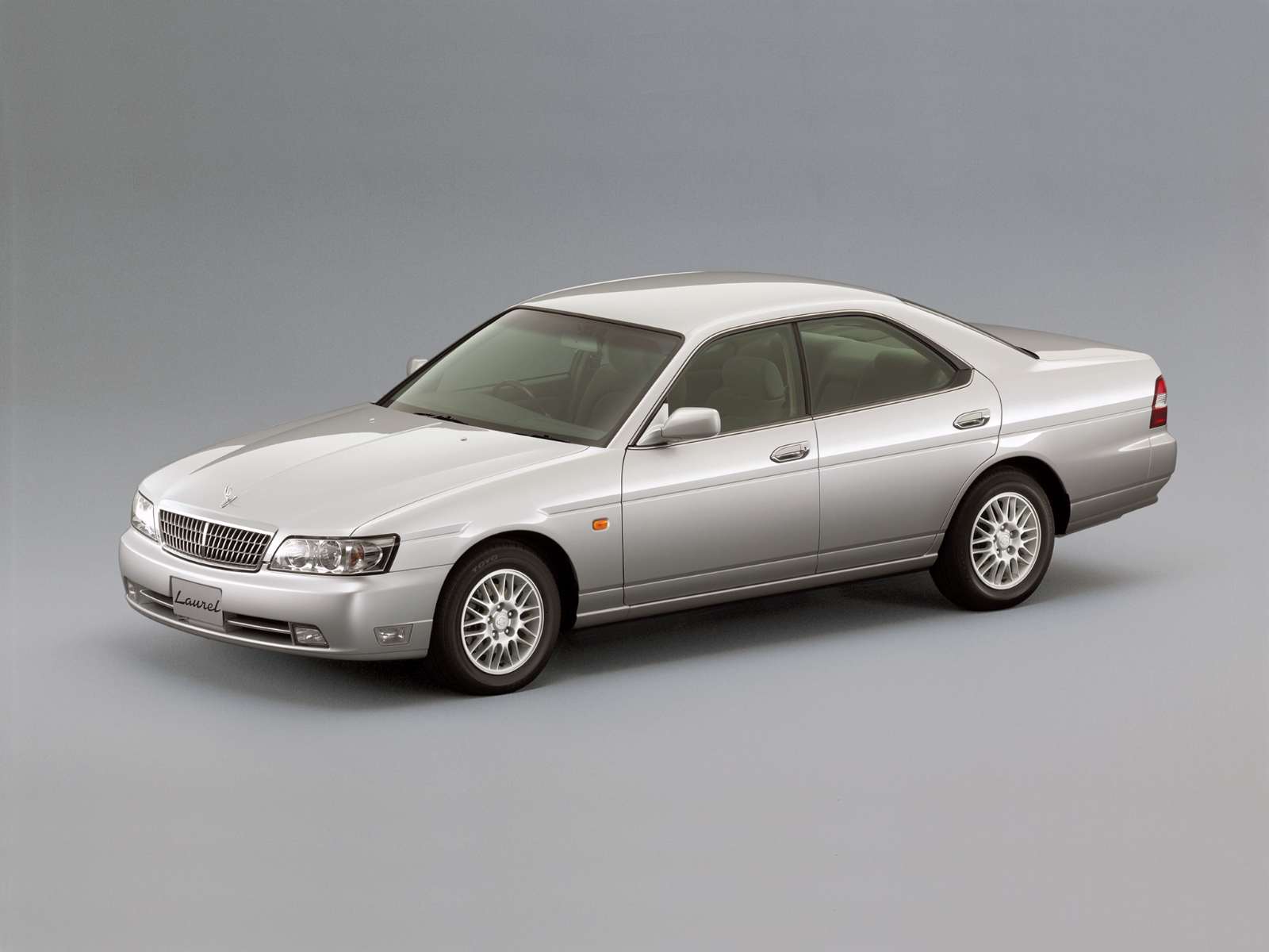 Фото Nissan Laurel