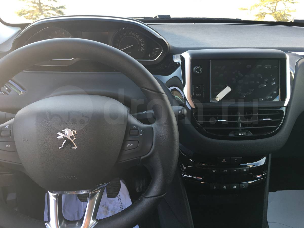 Фото Peugeot 208