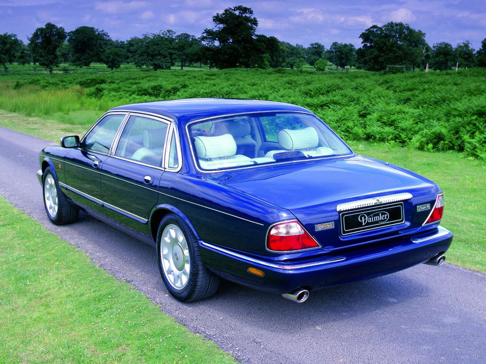 Фото Daimler V8