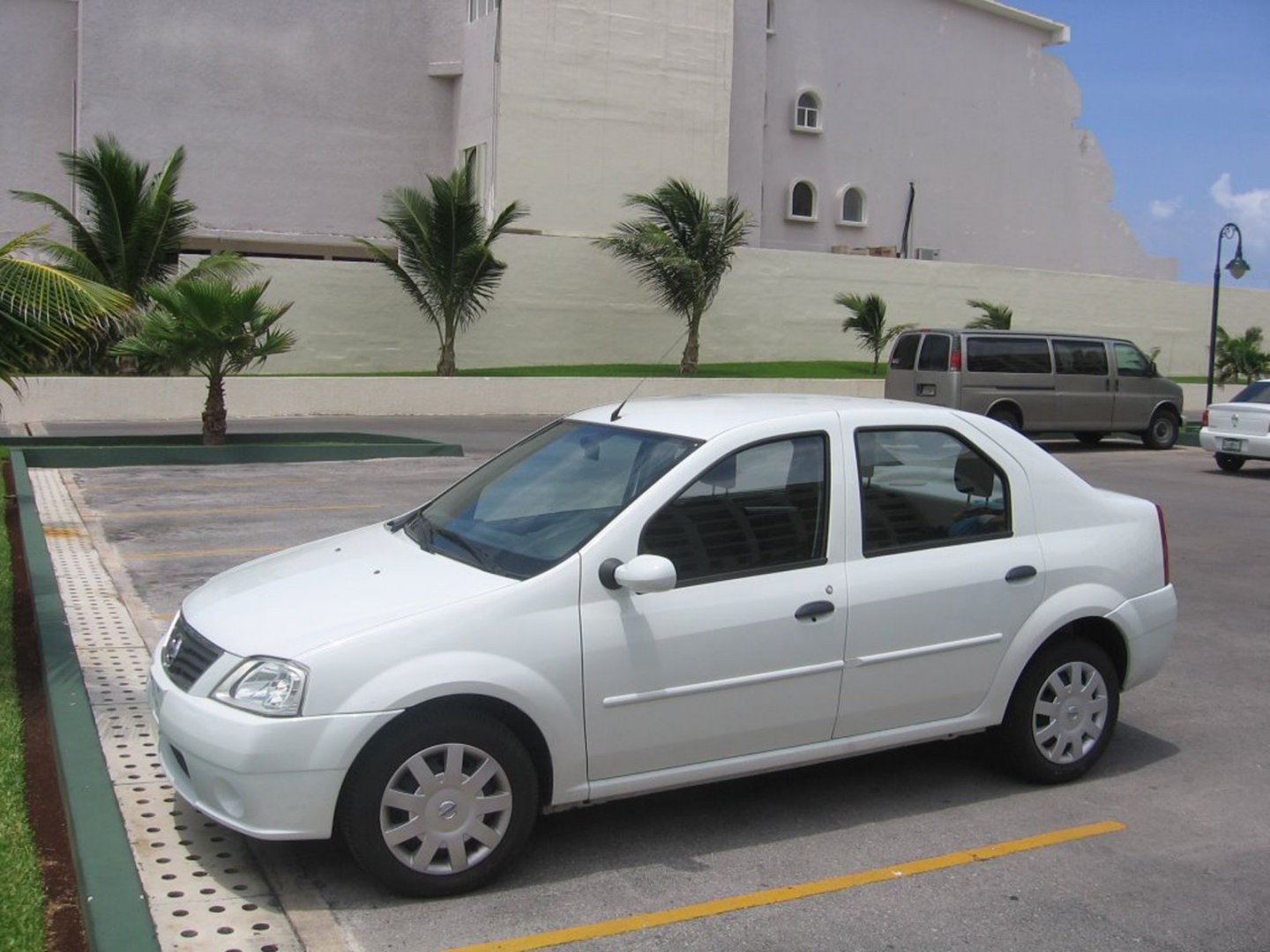 Фото Nissan Aprio